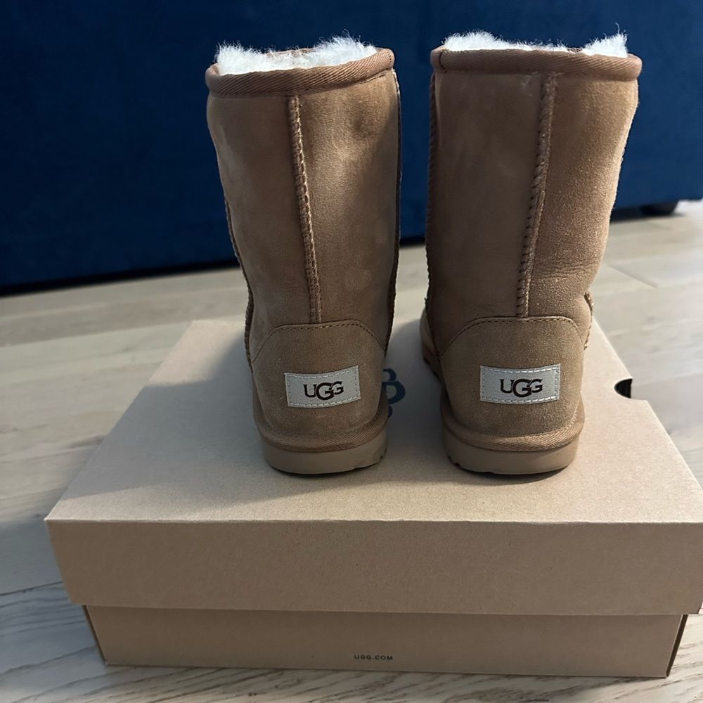 UGG Classic II Boots For Kids Size US 4 (BLACK & CHESTNUT). Worn twice, Like New - Picture 6 of 14